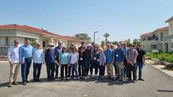The HDF at Kibbutz Shluchot in the Valley of Springs Region, south of Lake Kinneret (sea of Galilee) with the Mayor of the Valley of Springs Regional Council, Yoram Karin, and his staff. (Credit: JNF-USA) 