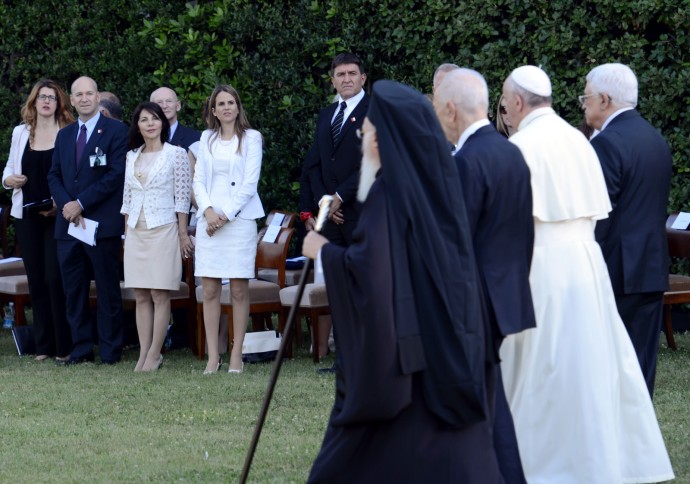 ON SCENE at the Vatican as Peres (2nd L) and Palestinian Authority President Mahmoud Abbas (R) take part in a special Mideast peace prayer led by Pope Francis (2nd R). (Credit: GPO)