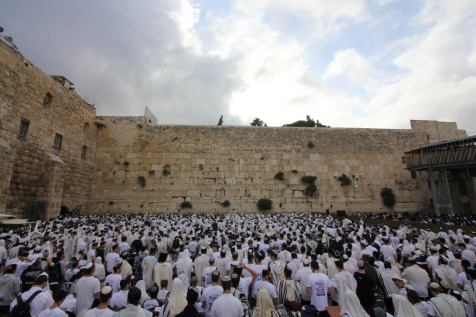 Shacharit prayer at the Western Wall (Credit: WESTERN WALL HERITAGE FOUNDATION)