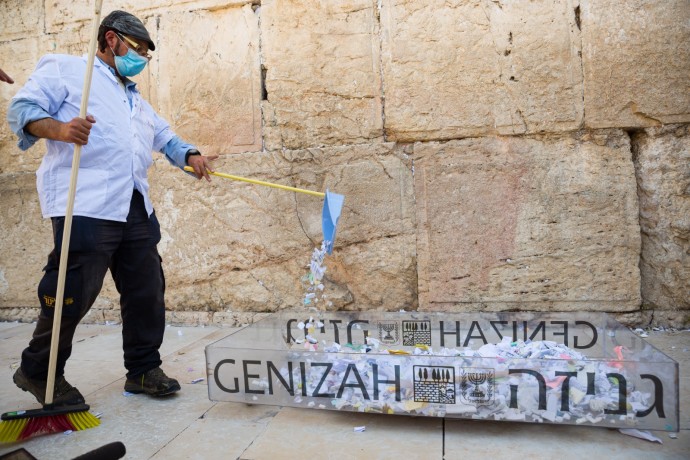 Note clearance at the Western Wall  (Credit: WESTERN WALL HERITAGE FOUNDATION)