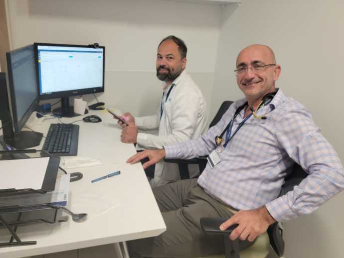 El Prof. Adi Leiba y el Dr. Yahya Jaber se reúnen con pacientes en el hospital virtual (Crédito: Marina Levin, Hospital Assuta Ashdod)
