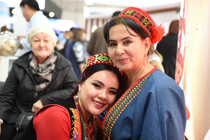 Uzbeks deliver a warm welcome. A stand at the Tashkent International Tourism Fair 2022(Credit: @MarkDavidPod)