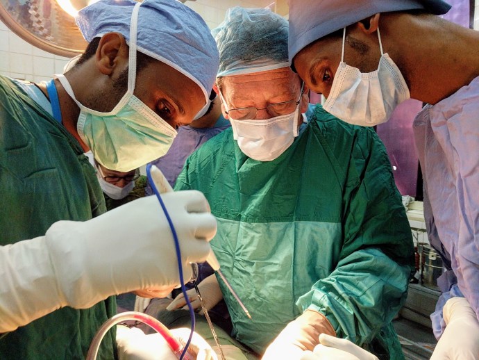 Le professeur Hanoch Kashtan pratique une chirurgie laparoscopique en Éthiopie (Crédit : Courtoisie)