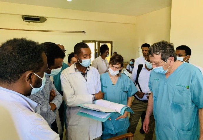 Le professeur Hanoch Kashtan et d'autres médecins de l'hôpital en Éthiopie (Crédit : avec l'aimable autorisation)