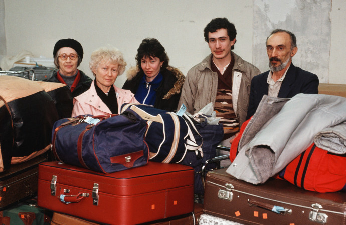 JEWS IMMIGRATING from the former Soviet Union, 1990. (Credit:© Patrick Zachmann / Magnum Photos, Courtesy °CLAIRbyKahn)