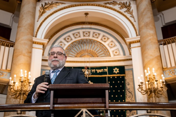 SPEAKING IN a Vienna synagogue (Credit: Eli Itkin/Conference of European Rabbis)