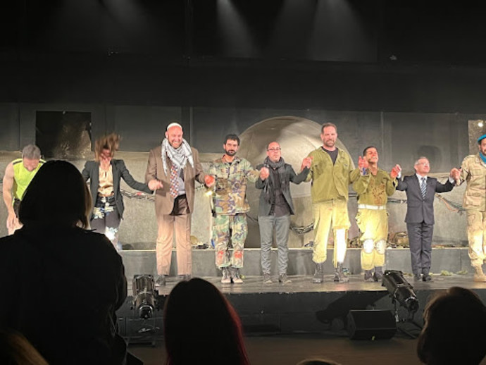 Roi Chen with the Gesher actors of the play “In the tunnel” (Credit: MINISTRY OF FOREIGN AFFAIRS)