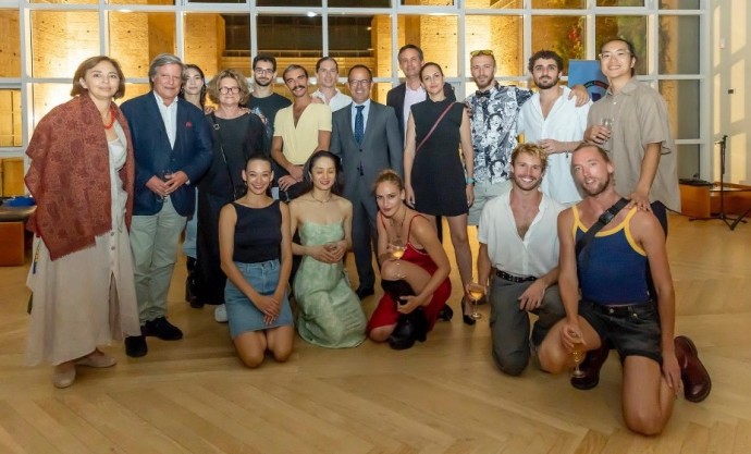 The Batsheva Dance company with the Israeli ambassador to Portugal Dor Shapira. (Credit: COURTESY FOREIGN MINISTRY)