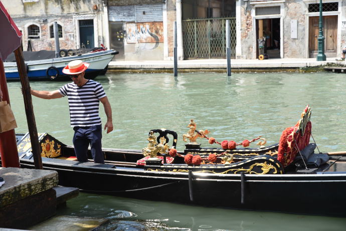 A Venetian gondolier (Credit: @MarkDavidPod)