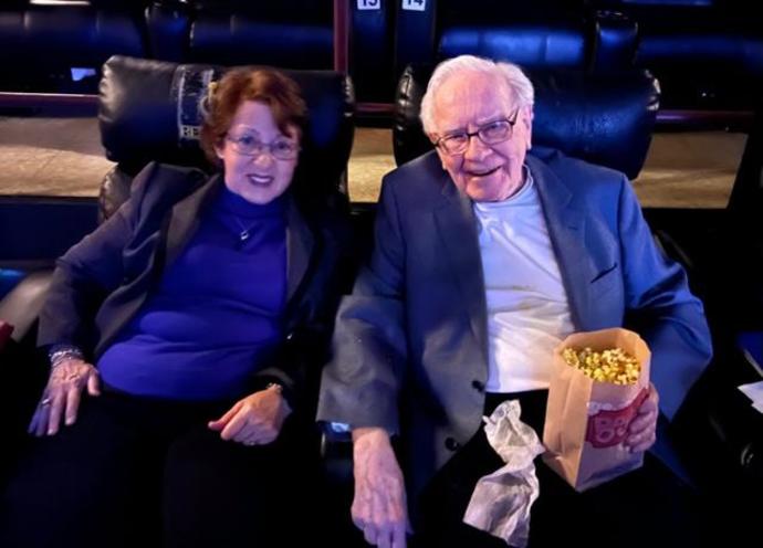 Warren Buffett and Ellen Marcus, daughter of the late Holocaust survivors Lottie and Howard Marcus, attend the March 2023 Omaha Film Festival screening of "Who Are the Marcuses?" at Aksarben Cinema. (Credit: AMERICANS FOR BEN-GURION UNIVERSITY)