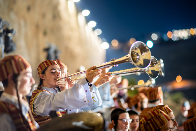 Levites play trumpets along the Temple Mount's southern wall, October 2, 2023. (DOR PAZUELO)
