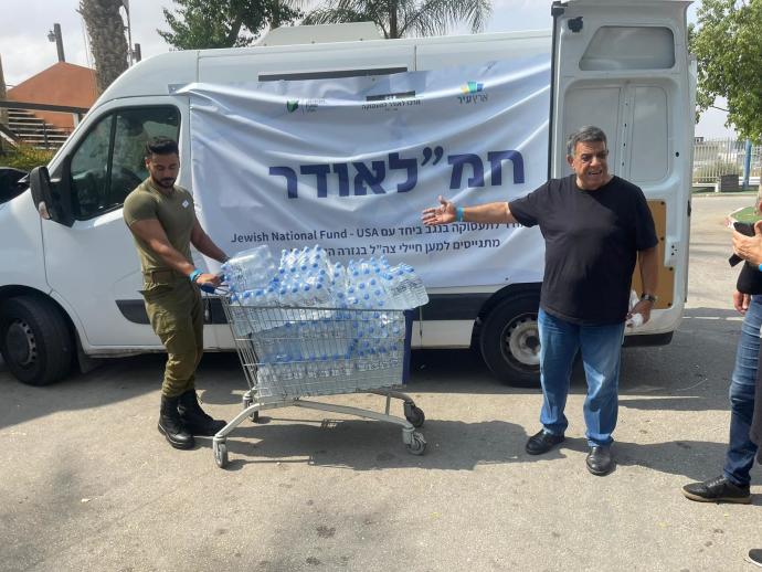 Lauder Center distributes water to Israeli soldiers. (Credit: Lauder Center Beer Sheva)