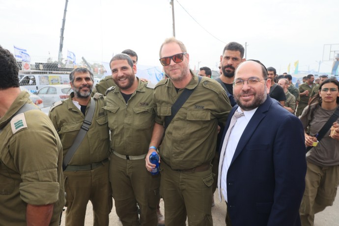 RABBI BENZION NORDMAN of Unity in Action with IDF reserve soldiers at Urim military base. (Credit: Courtesy Unity in Action)