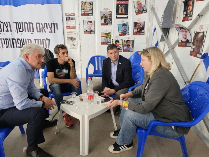 At HEADQUARTERS of hostages’ families, together with Sam Grundwerg, world chairman of Keren Hayesod. (Credit: Aviram Hasson for Keren Hayesod)