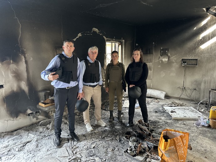 IN A Be’eri home that burned down after all its occupants were murdered. (From L) Lowy; Grundwerg; IDF Capt. Maya, serving in reserves; and Keren Hayesod CEO and Director-General Edna Weinstock Gabay (Credit: Aviram Hasson for Keren Hayesod)