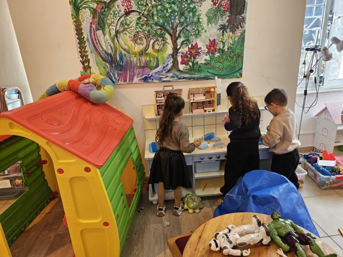 KFAR MAIMON children in the temporary ‘gan’ in Jerusalem’s center; the Foundation provided educational supplies for the kindergarten. (Credit: JERUSALEM FOUNDATION)