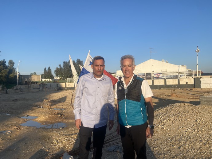 SDEROT MAYOR Alon Davidi (L) with Adams at the police station site taken by Hamas. (Credit: SYLVAN ADAMS)