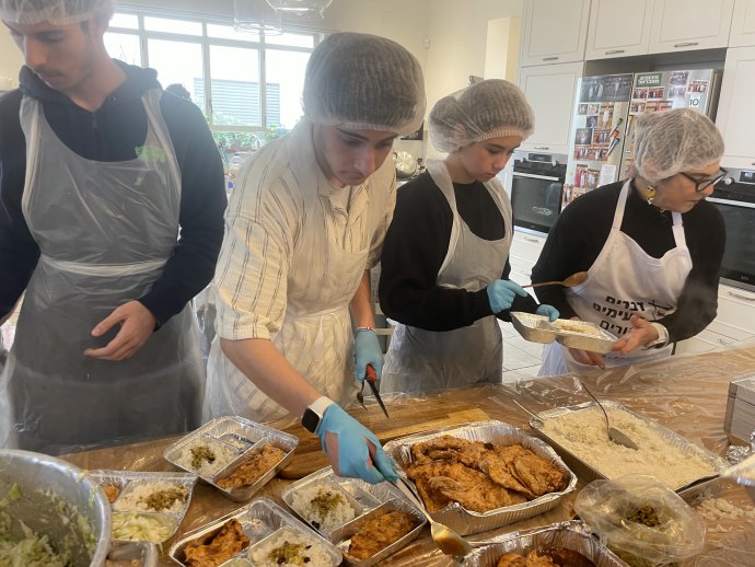 Teen volunteers prepare food for Israelis affected by the war (Credit: JNF-USA)