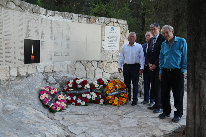LAYING A wreath at the Memorial Wall: (L to R) Maj.-Gen. (res.) Doron Almog, chairman of The Jewish Agency, London; US Ambassador Jack Lew; and former AACI president Julian Landau. (Credit: COURTESY AACI)