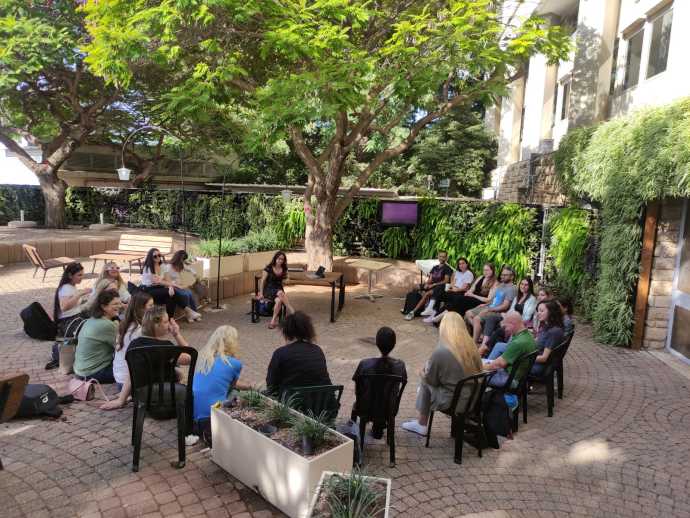 Tel Aviv University - Teaching in the garden (Credit: TEL AVIV UNIVERSITY)