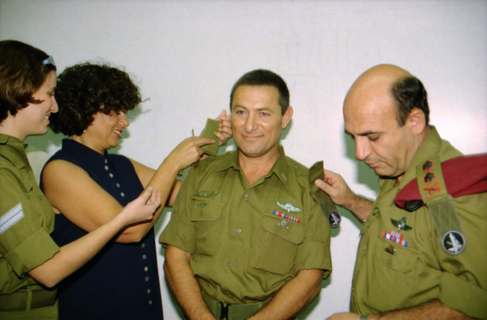 ALMOG IS appointed commander of the Southern Command in 2000, with wife Didi and IDF chief of staff Shaul Mofaz.