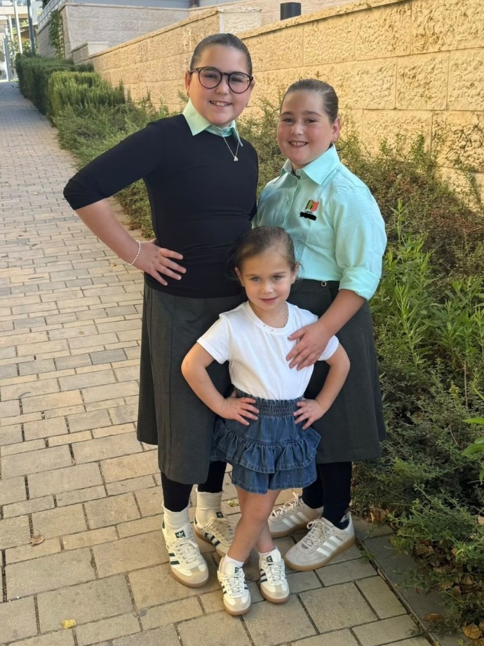 Tari Schonfeld and her sisters