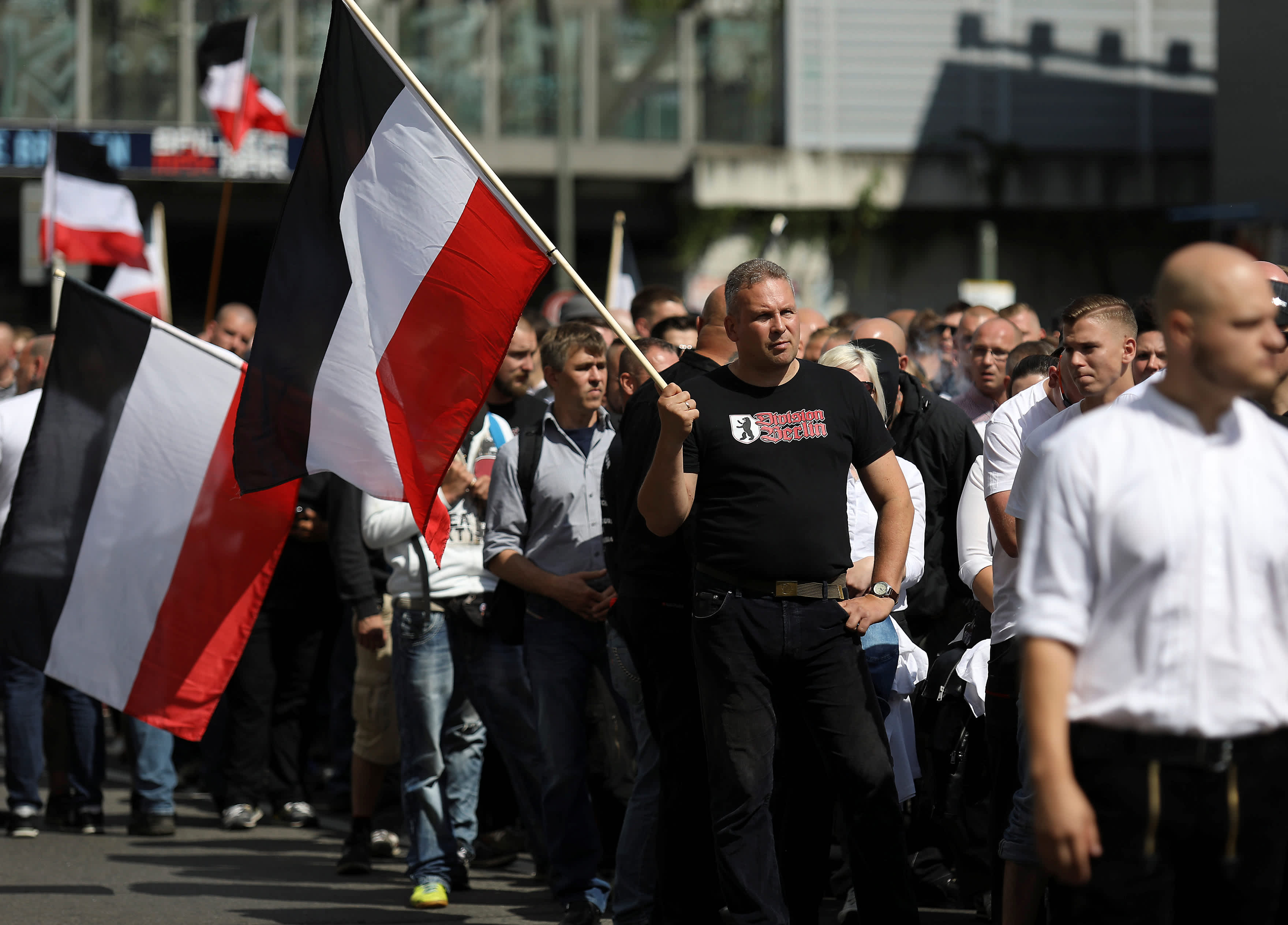 Неонацист что это. Нео неонацист. Флаг неонацистов. Герлиц неонацисты. Шествие неонацистов в Германии.