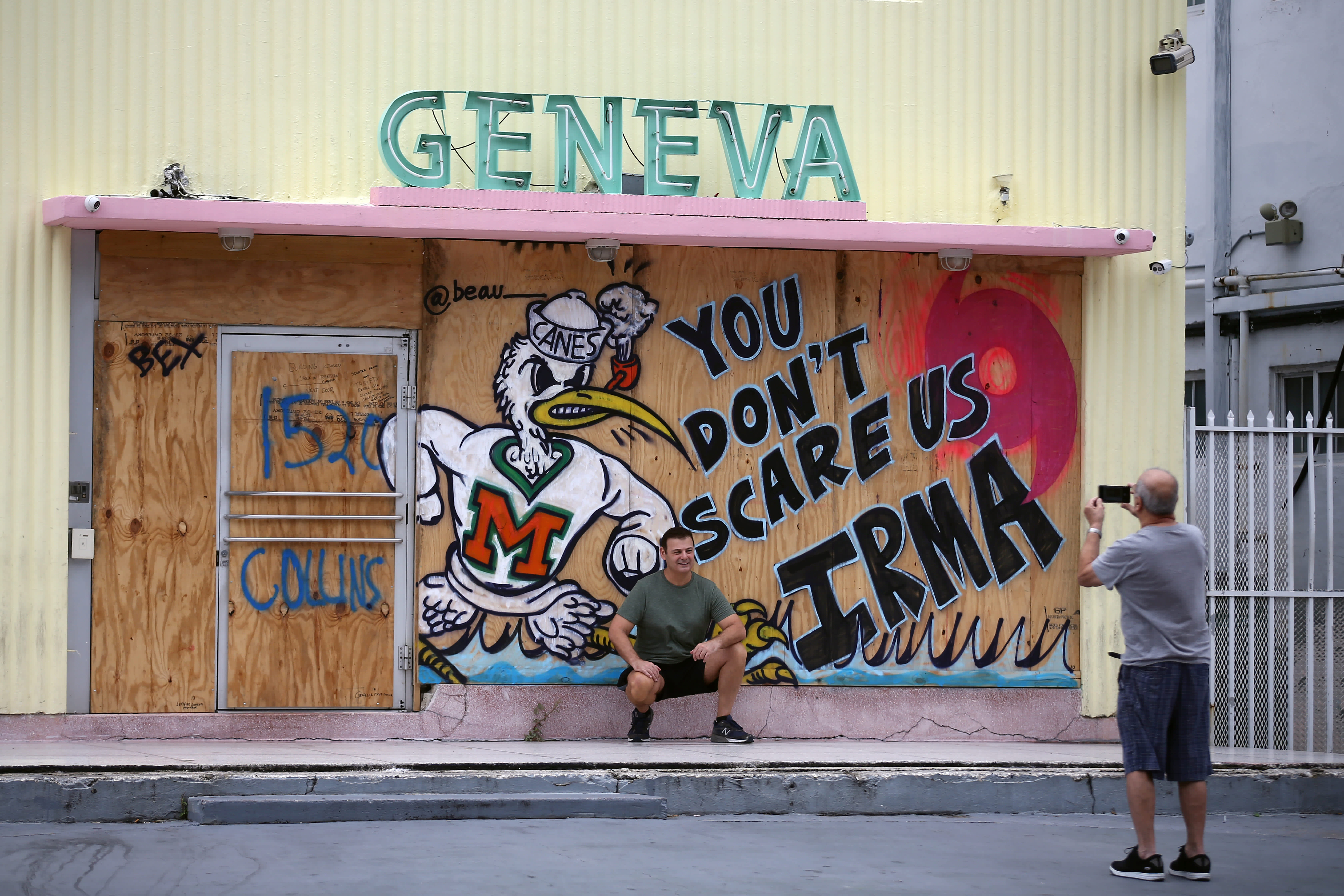 A tourist poses for a picture outside of a shop in South Beach, Florida prior to Hurricane Irma (CARLOS BARRIA / REUTERS)