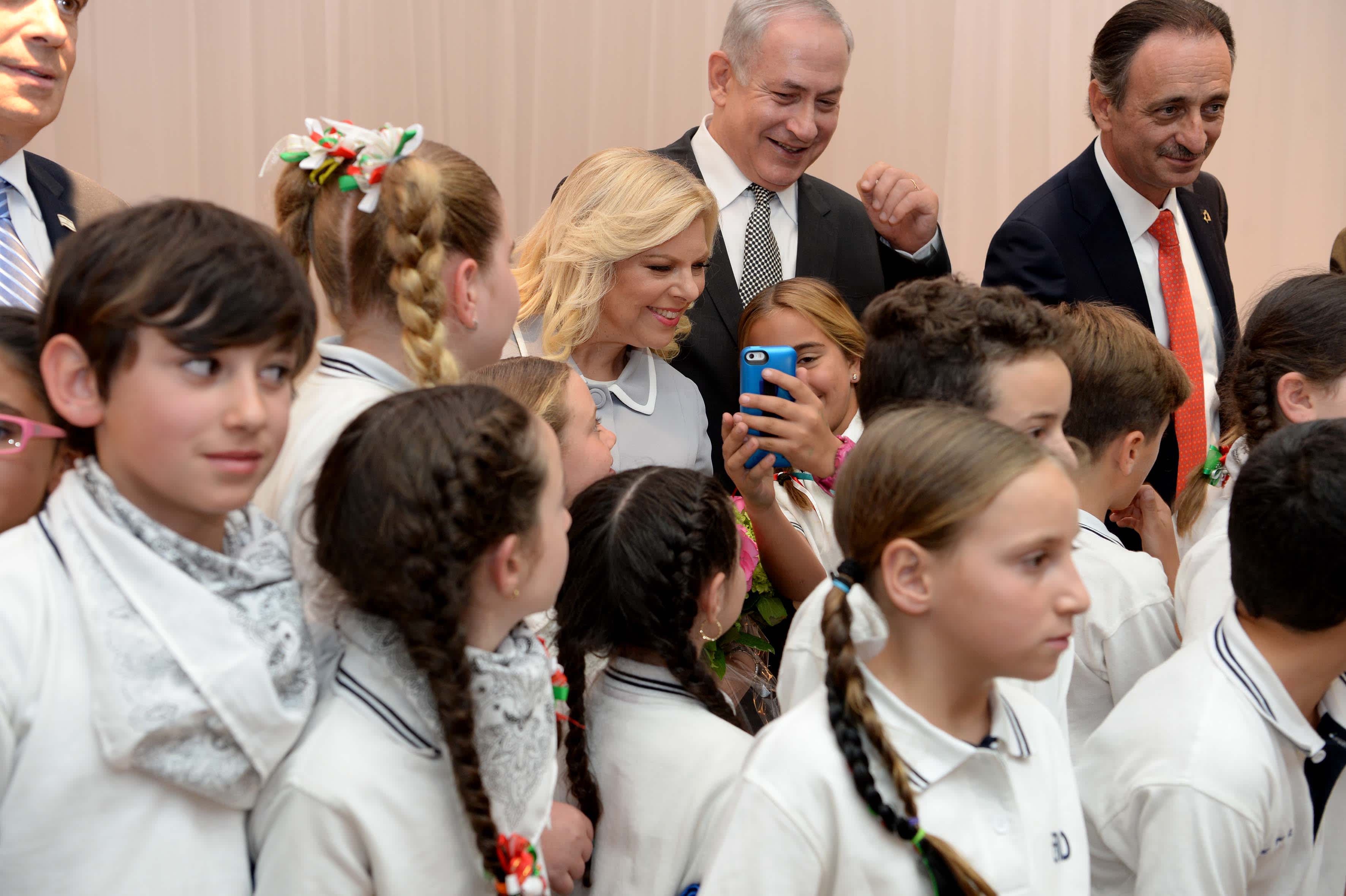 Prime Minister Benjamin Netanyahuand wfie Sara at an event for the Jewish community in Mexico City, September 14, 2017. AVI OHAYON - GPO