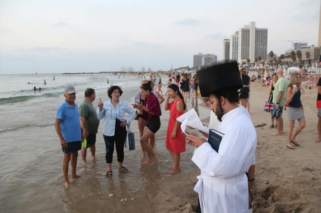 Tashlich, casting away the previous year on the beach of Tel Aviv / A. Shoshani 