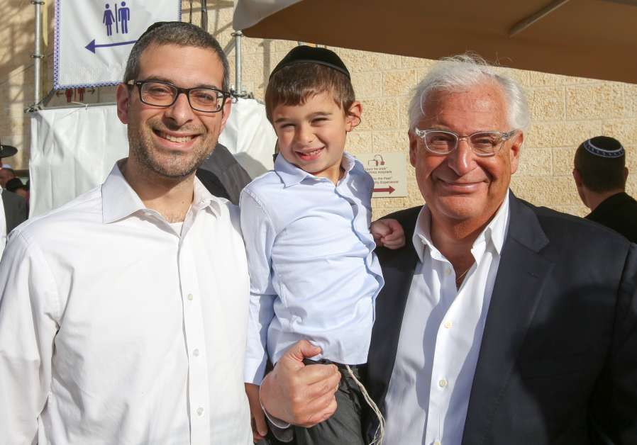 US Ambassador to Israel David Friedman poses with his son and grandson while attending the Priestly Blessing at Jerusalem's Western Wall / MARC ISRAEL SELLEM