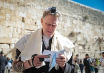  American Jewish actor and comedian Michael Rapaport visiting the Western Wall in Jerusalem