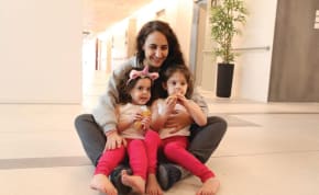  SHARON ALONI-CUNIO, 34, holds her twins Yuli Cunio, 3, and Emma Cunio, 3, at Schneider Children’s Medical Center after their release by Hamas.