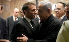  Israeli Prime Minister Benjamin Netanyahu and French President Emmanuel Macron embrace following a joint press conference, amid the Israeli-Hamas conflict, in Jerusalem, October 24, 2023. 