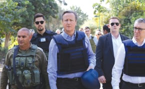  British Foreign Secretary David Cameron visits Kibbutz Be’eri in November. So far, the new British Middle East policy pays off, building bridges of trust with the Israeli side, the writer maintains. 