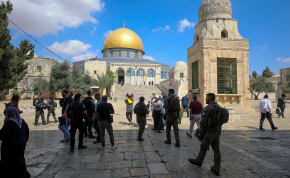  Israeli security forces guard while Jews and tourist visit the Temple Mount, in Jerusalem's Old City, August 28, 2023.