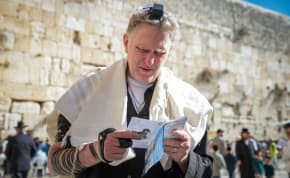  American Jewish actor and comedian Michael Rapaport visiting the Western Wall in Jerusalem, on December 15, 2023