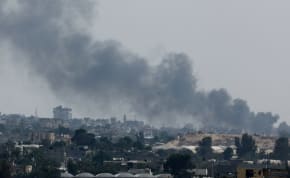  Smoke rises following Israeli strikes during an Israeli military operation in Rafah, as seen from Khan Younis, in the southern Gaza Strip, May 28, 2024.