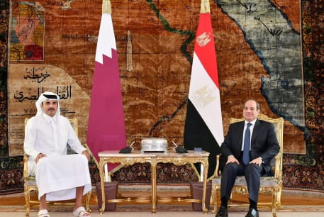  Egypt's President Abdel Fattah El-Sisi meets with Qatar's Emir Sheikh Tamim bin Hamad Al Thani at the Ittihadiya presidential palace in Cairo, Egypt, November 10, 2023