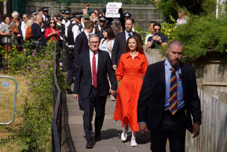  Britain's opposition Labour Party leader Keir Starmer and his wife Victoria Starmer walk outside a polling station during the general election in London, Britain, July 4, 2024.