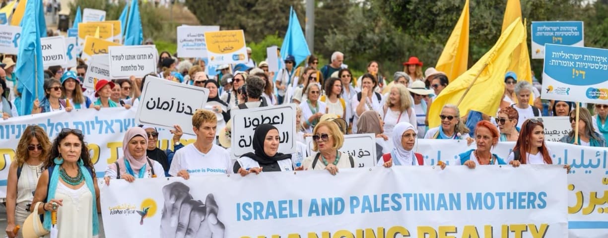Joint activity of the two movements. Reem and Yael are photographed in the center.