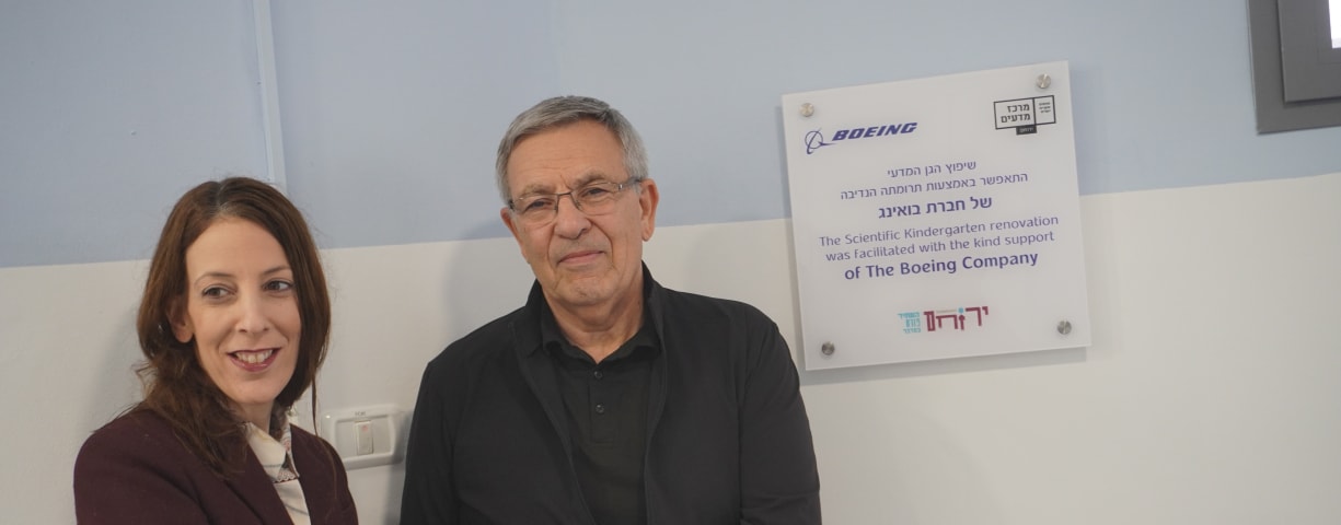 Yerucham Mayor Tal Ohana and the President of Boeing Israel Maj. General (Res.) Ido Nehushtan at the opening of the new Boeing science program in Yerucham, Israel.