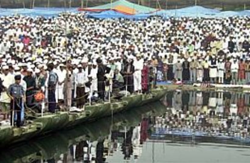 bangladesh pray 298.88 (photo credit: AP)
