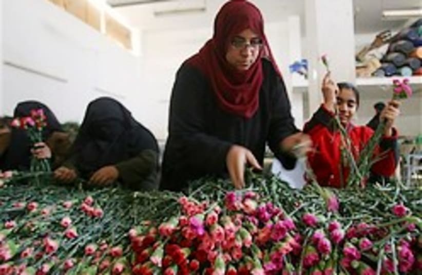 Palestinian women gaza 248.88 (photo credit: AP)