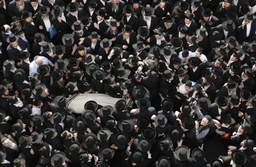 Rabbi Menahem Porush's funeral (photo credit: AP)