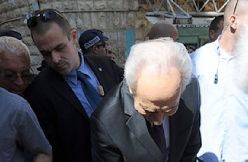 President Shimon Peres in Iraqi shuk 311  (photo credit: Moshe Milner)