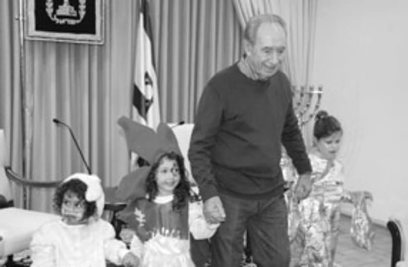 Shimon Peres Purim with kids 311 Joseef Avi Yair Engel (photo credit: Joseef Avi Yair Engel)