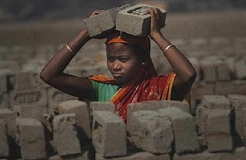 indian woman laborer 311 (photo credit: AP)