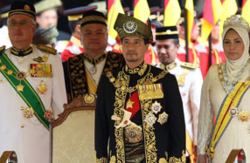malaysian king queen 311 (photo credit: AP)