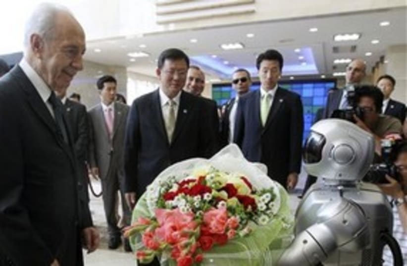 Peres robot south korea 311 (photo credit: ASSOCIATED PRESS)